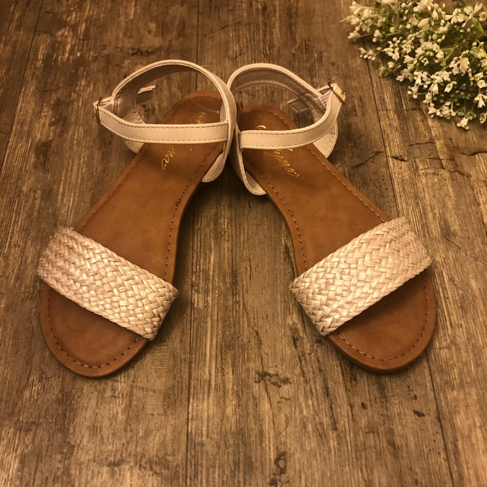 🌼🌺 NEW Woven/Straw Sandals 🌼🌺